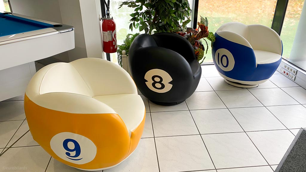 Les feuteuils en forme de billes de billard n°9, n°8 et n°10 vous accueillent dans le hall du magasin Eurobillards de Paris